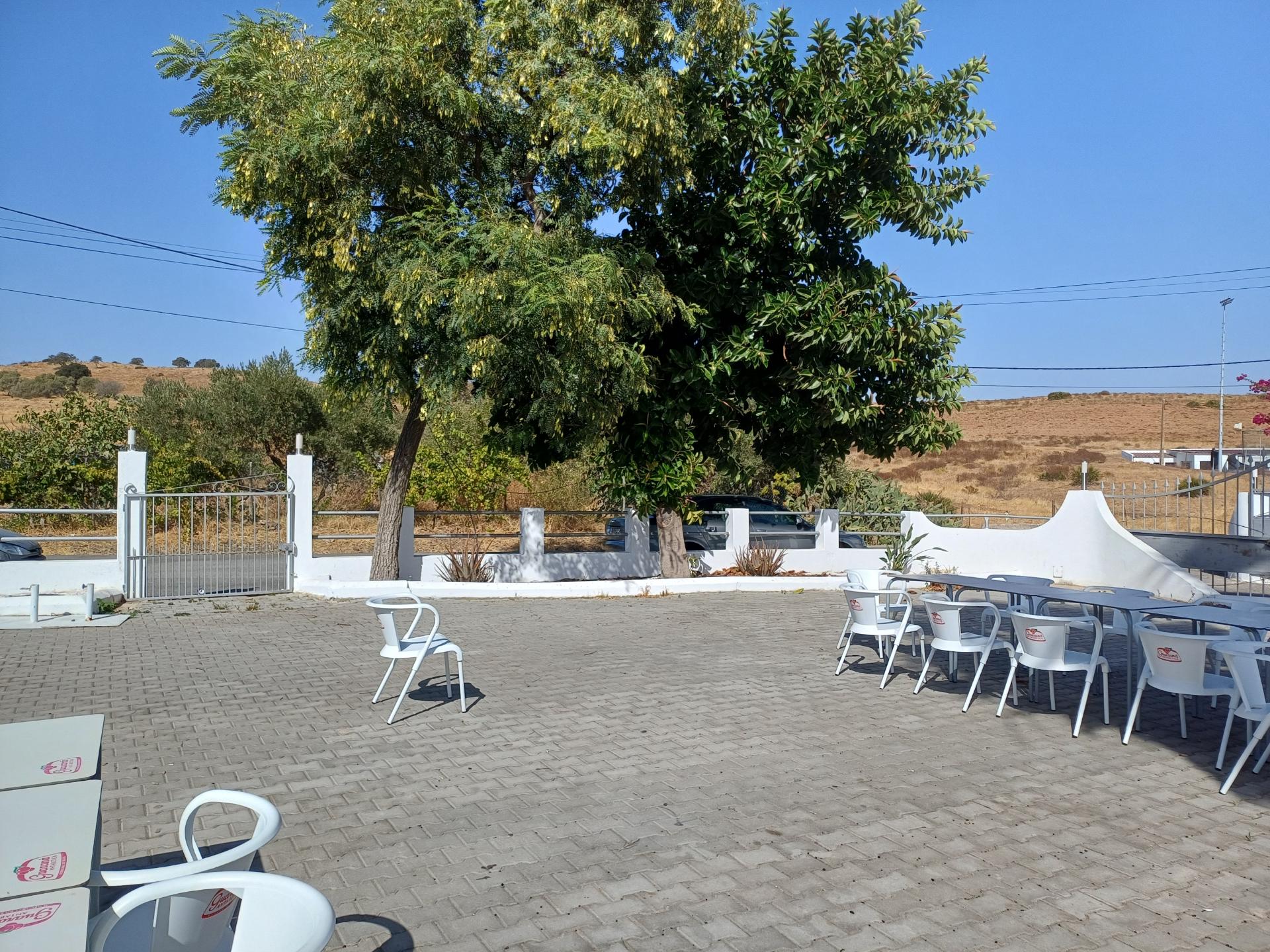 Restaurante com Café e Bar com Estacionamento privado e terreno Monte Francisco