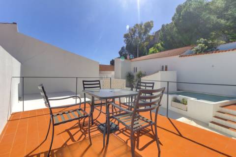 Duplex de Charme em Mosteiro Histórico com Terraço e Vista para o Castelo