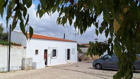 MORADIA T1 - ARRENDAMENTO ANUAL - NO CENTRO DA ALDEIA DO AZINHAL EM CASTRO MARIM - ALGARVE