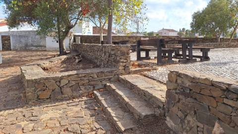 MORADIA T1 - ARRENDAMENTO ANUAL - NO CENTRO DA ALDEIA DO AZINHAL EM CASTRO MARIM - ALGARVE