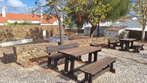 MORADIA T1 - ARRENDAMENTO ANUAL - NO CENTRO DA ALDEIA DO AZINHAL EM CASTRO MARIM - ALGARVE