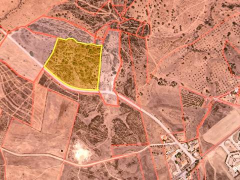 TERRENO RÚSTICO COM 3.4 HECTARES - COM POSSIBILIDADE DE CONSTRUÇÃO DE ARMAZÉM AGRICOLA - PRÓXIMO A ALDEIA DO AZINHAL EM CASTRO MARIM - ALGARVE
