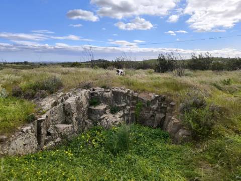 TERRENO COM MOINHO - COM 72.950 M2 - COM POSSIBILIDADE DE CONSTRUÇÃO - HABITAÇÃO E OU TURISMO - PRÓXIMO AO AZINHAL EM CASTRO MARIM - ALGARVE
