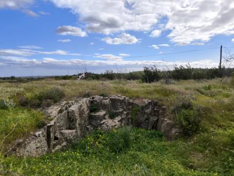 TERRENO COM MOINHO - COM 72.950 M2 - COM POSSIBILIDADE DE CONSTRUÇÃO - HABITAÇÃO E OU TURISMO - PRÓXIMO AO AZINHAL EM CASTRO MARIM - ALGARVE
