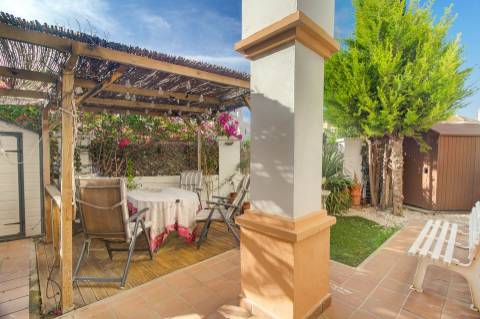 Excelente moradia V5 situada em condomínio privado com piscina, amplos jardins e lugar de estacionamento.