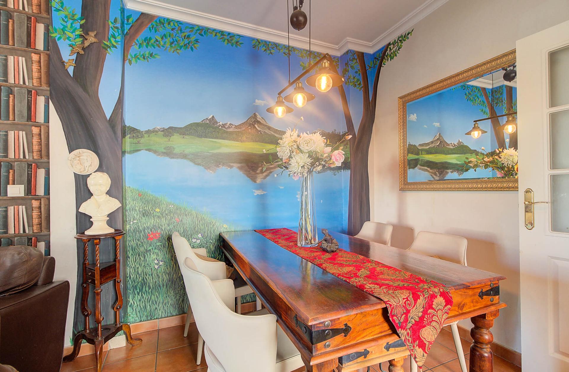 Excelente moradia V5 situada em condomínio privado com piscina, amplos jardins e lugar de estacionamento.