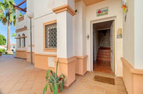 Excelente moradia V5 situada em condomínio privado com piscina, amplos jardins e lugar de estacionamento.