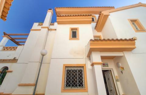 Excelente moradia V5 situada em condomínio privado com piscina, amplos jardins e lugar de estacionamento.