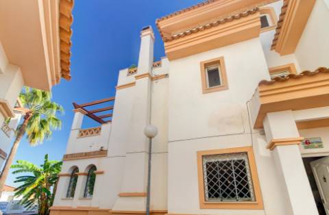 Excelente moradia V5 situada em condomínio privado com piscina, amplos jardins e lugar de estacionamento.