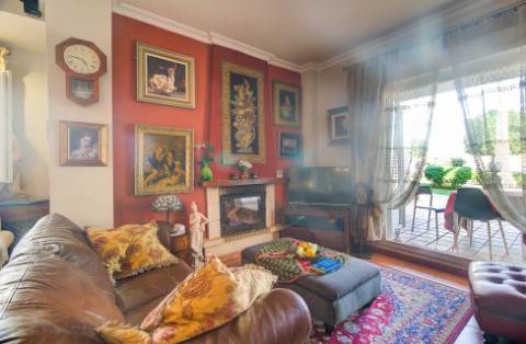 Excelente moradia V5 situada em condomínio privado com piscina, amplos jardins e lugar de estacionamento.