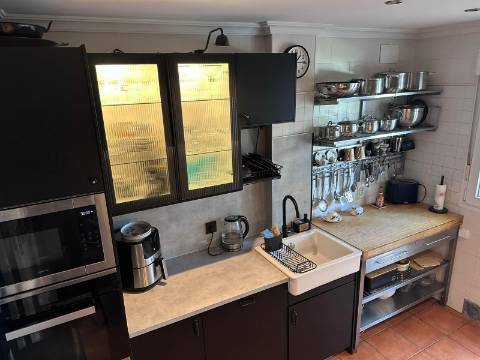 Excelente moradia V5 situada em condomínio privado com piscina, amplos jardins e lugar de estacionamento.