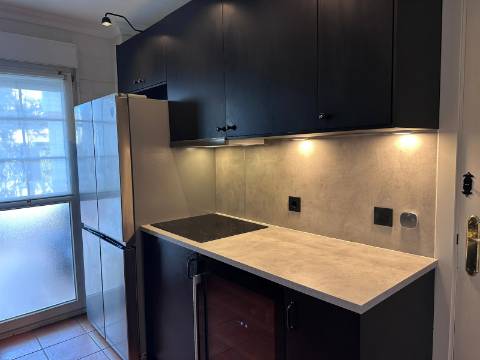 Excelente moradia V5 situada em condomínio privado com piscina, amplos jardins e lugar de estacionamento.