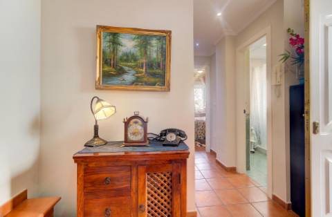 Excelente moradia V5 situada em condomínio privado com piscina, amplos jardins e lugar de estacionamento.