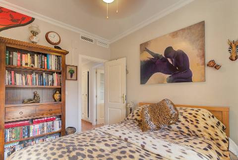 Excelente moradia V5 situada em condomínio privado com piscina, amplos jardins e lugar de estacionamento.