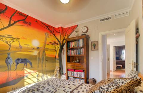 Excelente moradia V5 situada em condomínio privado com piscina, amplos jardins e lugar de estacionamento.