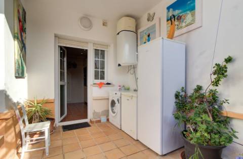 Excelente moradia V5 situada em condomínio privado com piscina, amplos jardins e lugar de estacionamento.