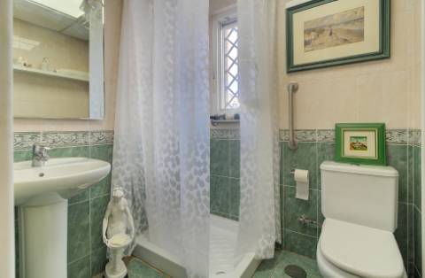 Excelente moradia V5 situada em condomínio privado com piscina, amplos jardins e lugar de estacionamento.