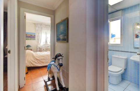 Excelente moradia V5 situada em condomínio privado com piscina, amplos jardins e lugar de estacionamento.