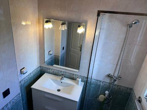 Excelente moradia V5 situada em condomínio privado com piscina, amplos jardins e lugar de estacionamento.