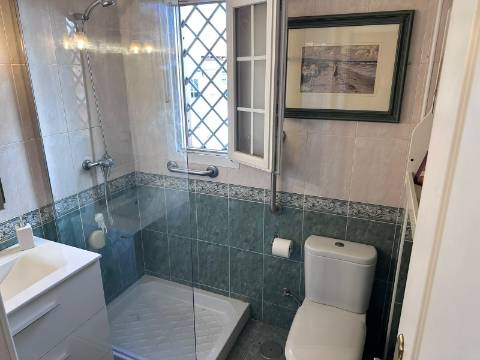 Excelente moradia V5 situada em condomínio privado com piscina, amplos jardins e lugar de estacionamento.