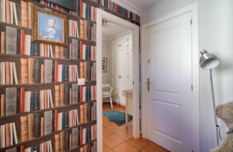 Excelente moradia V5 situada em condomínio privado com piscina, amplos jardins e lugar de estacionamento.