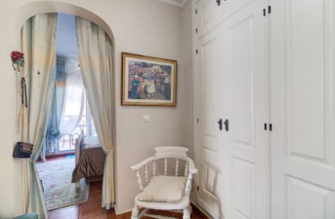 Excelente moradia V5 situada em condomínio privado com piscina, amplos jardins e lugar de estacionamento.