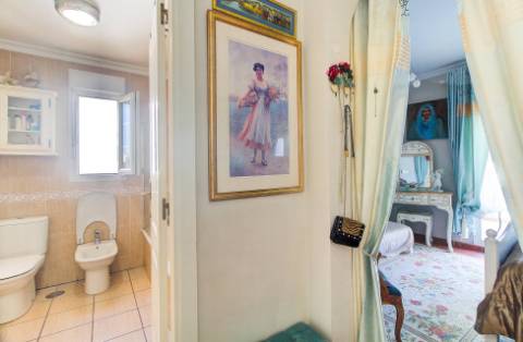 Excelente moradia V5 situada em condomínio privado com piscina, amplos jardins e lugar de estacionamento.