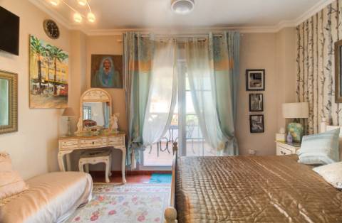 Excelente moradia V5 situada em condomínio privado com piscina, amplos jardins e lugar de estacionamento.