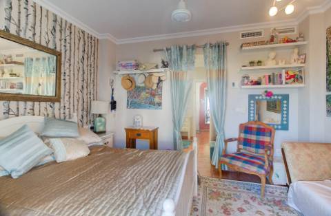 Excelente moradia V5 situada em condomínio privado com piscina, amplos jardins e lugar de estacionamento.