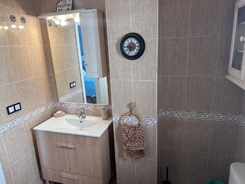 Excelente moradia V5 situada em condomínio privado com piscina, amplos jardins e lugar de estacionamento.