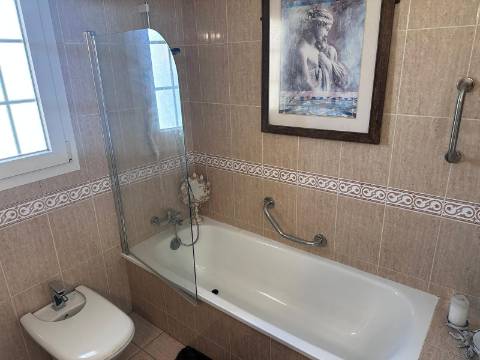 Excelente moradia V5 situada em condomínio privado com piscina, amplos jardins e lugar de estacionamento.