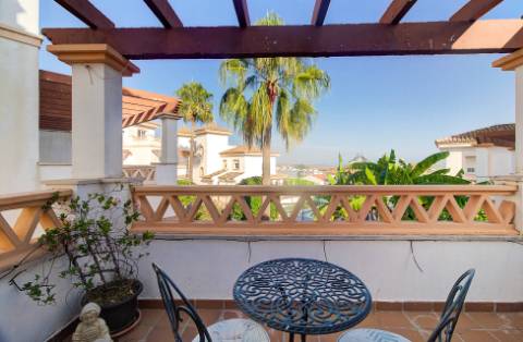 Excelente moradia V5 situada em condomínio privado com piscina, amplos jardins e lugar de estacionamento.