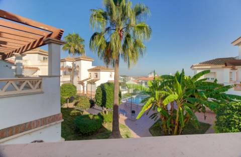 Excelente moradia V5 situada em condomínio privado com piscina, amplos jardins e lugar de estacionamento.