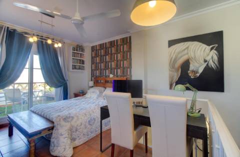 Excelente moradia V5 situada em condomínio privado com piscina, amplos jardins e lugar de estacionamento.