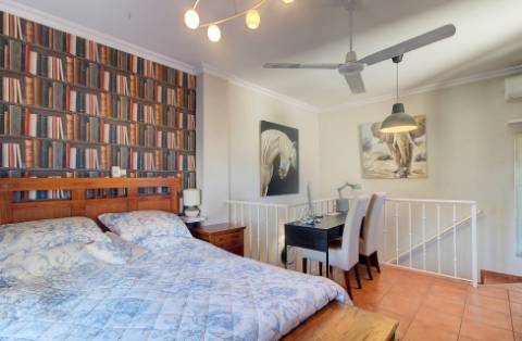 Excelente moradia V5 situada em condomínio privado com piscina, amplos jardins e lugar de estacionamento.