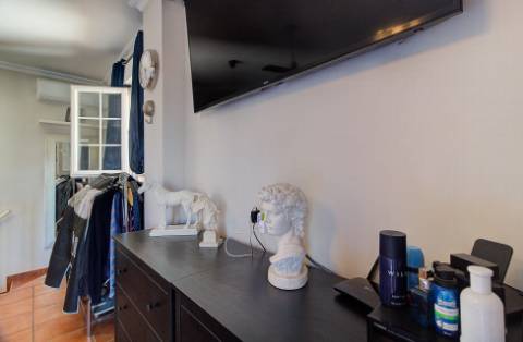 Excelente moradia V5 situada em condomínio privado com piscina, amplos jardins e lugar de estacionamento.