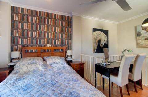 Excelente moradia V5 situada em condomínio privado com piscina, amplos jardins e lugar de estacionamento.