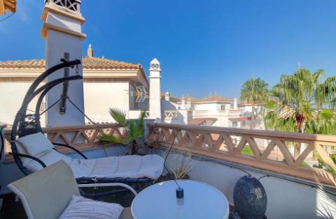 Excelente moradia V5 situada em condomínio privado com piscina, amplos jardins e lugar de estacionamento.