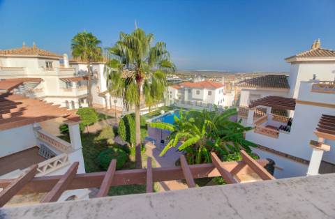 Excelente moradia V5 situada em condomínio privado com piscina, amplos jardins e lugar de estacionamento.