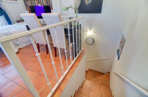 Excelente moradia V5 situada em condomínio privado com piscina, amplos jardins e lugar de estacionamento.