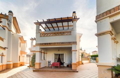 Excelente moradia V5 situada em condomínio privado com piscina, amplos jardins e lugar de estacionamento.