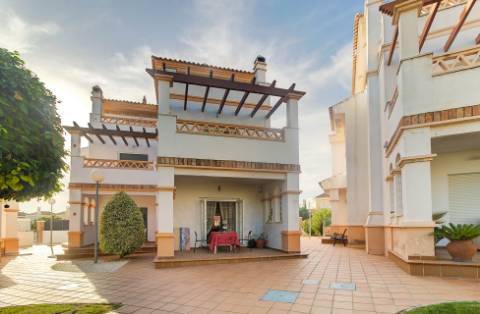 Excelente moradia V5 situada em condomínio privado com piscina, amplos jardins e lugar de estacionamento.