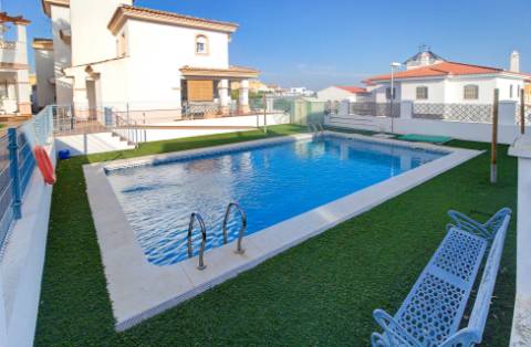 Excelente moradia V5 situada em condomínio privado com piscina, amplos jardins e lugar de estacionamento.