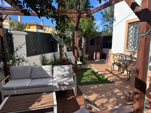 Excelente moradia V5 situada em condomínio privado com piscina, amplos jardins e lugar de estacionamento.