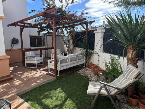 Excelente moradia V5 situada em condomínio privado com piscina, amplos jardins e lugar de estacionamento.