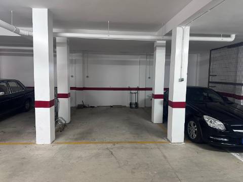 Excelente moradia V5 situada em condomínio privado com piscina, amplos jardins e lugar de estacionamento.