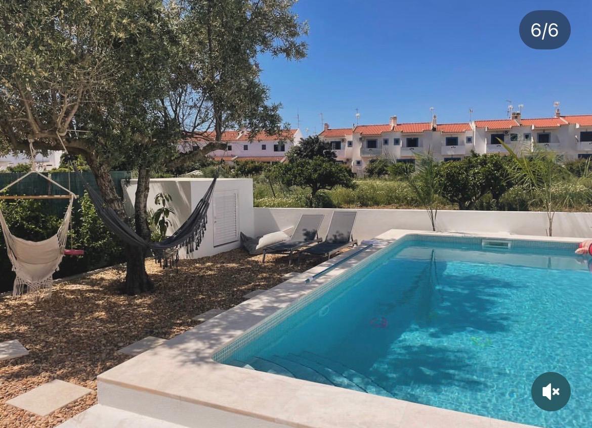 Moradia V2+2 Manta Rota com Piscina situada a 800 mts da Praia para Arrendamento Sazonal de Outubro a Maio