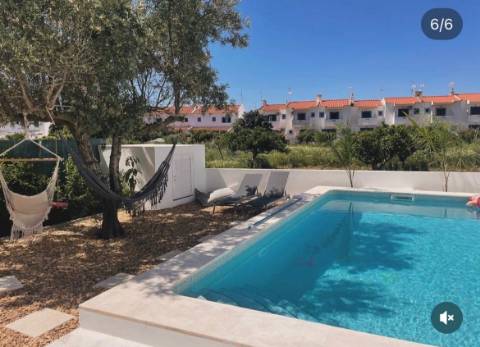 Moradia V2+2 Manta Rota com Piscina situada a 800 mts da Praia para Arrendamento Sazonal de Outubro a Maio