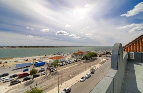 Apartamento T2 com vistas panorâmicas sobre o rio e o oceano