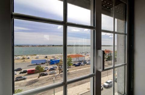 Apartamento T2 com vistas panorâmicas sobre o rio e o oceano